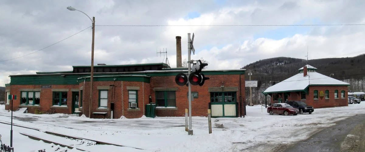 Amtrak Station Near  Dillant–Hopkins Airport (EEN)