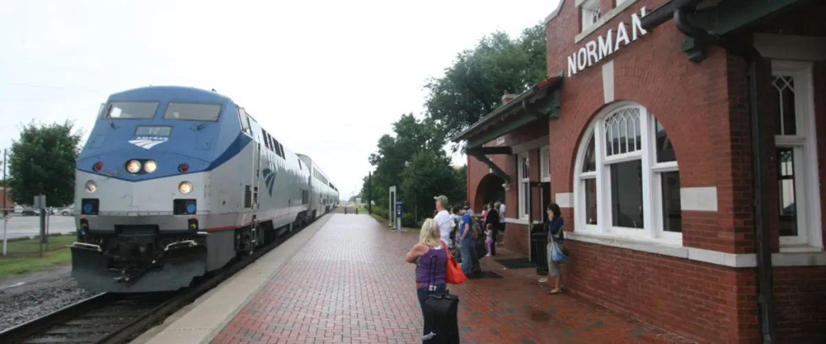 Amtrak Station Near Shawnee Regional Airport (SNL)