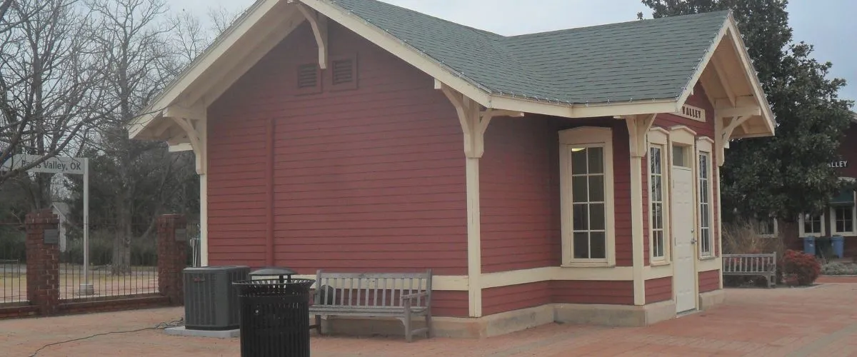Amtrak Station Near Tahlequah Municipal Airport (TQH)