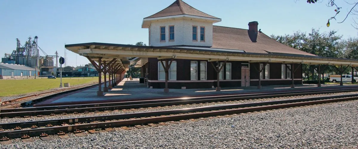 Amtrak Station Near Thomas Municipal Airport (YQS)